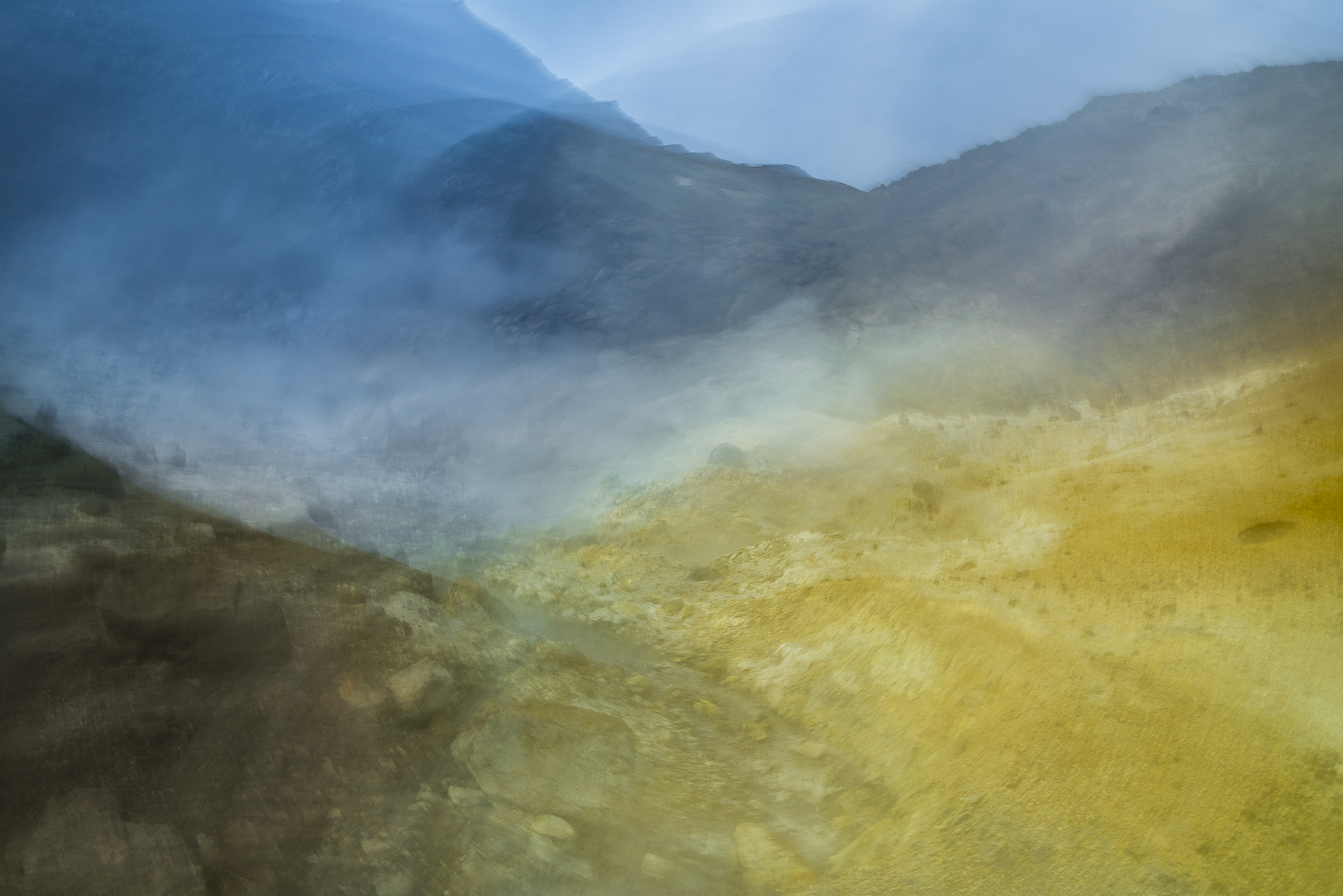Abstraktes Bild aus Island, Landschaft einer Farbbalance aus Gelb, Blau und Braun, Schwefel und Himmel.