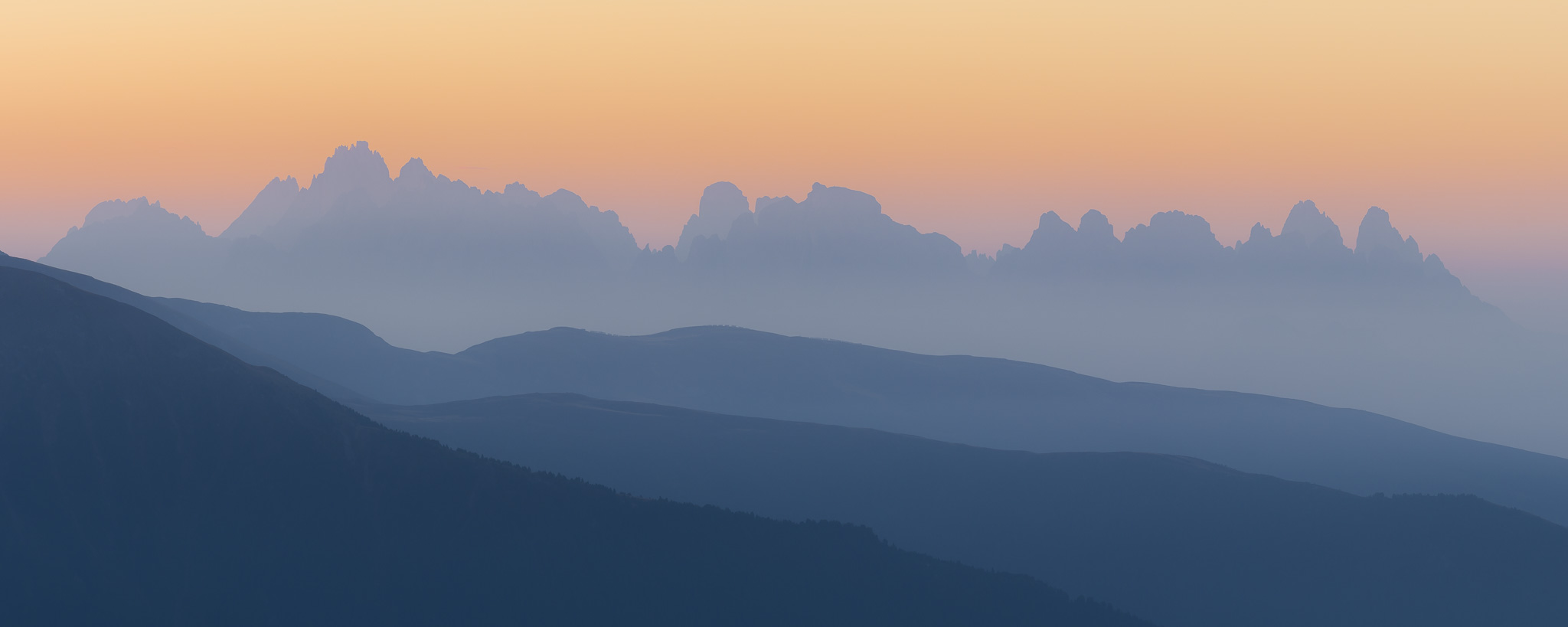 Malerische Bergkettensilhouette bei Sonnenaufgang in den Dolomiten.
